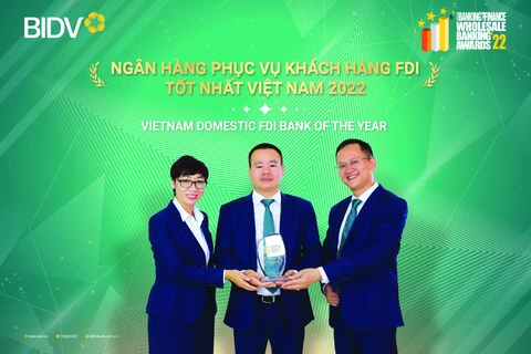 Đại diện BIDV nhận giải thưởng Ngân hàng phục vụ khách hàng FDI tốt nhất Việt Nam năm 2022. (Ảnh: Vietnam+)
