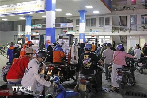 Người dân xếp hàng dài chờ mua xăng, dầu tại cửa hàng kinh doanh xăng, dầu trên phố Lạc Trung, Hà Nội tối 5/11. (Ảnh: Trần Việt/TTXVN)
