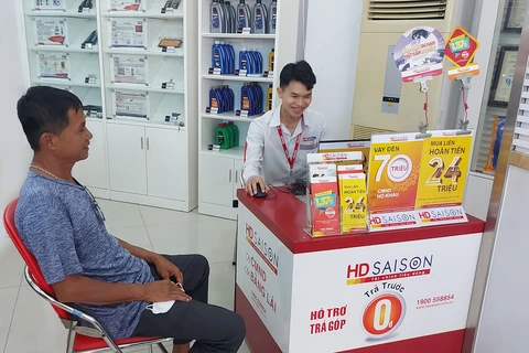 Người lao động, công nhân được tiếp cận gói vay hỗ trợ lãi suất của HD Saison. (Ảnh: Vietnam+)