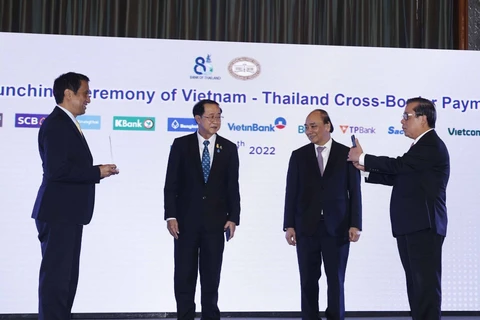 Chủ tịch nước Nguyễn Xuân Phúc và Bộ trưởng Bộ Tài chính Thái Lan chứng kiến lễ công bố kết nối thanh toán bán lẻ ứng dụng mã phản hồi nhanh (QR code) giữa Việt Nam-Thái Lan. (Ảnh: Vietnam+)