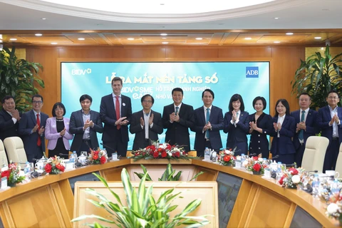 Các đại biểu tham dự lễ ra mắt nền tảng số SMEasy dành cho doanh nghiệp nhỏ và vừa. (Ảnh: Vietnam+)