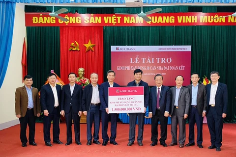 Lãnh đạo Ngân hàng Nhà nước Việt Nam, Agribank trao tài trợ xây dựng 30 căn nhà đại đoàn kết cho huyện Thanh Ba. (Ảnh: Vietnam+)