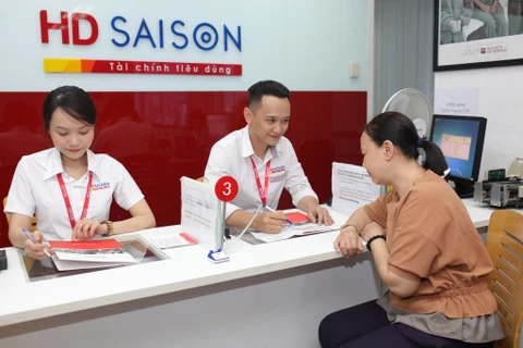 Công nhân, người lao động dẽ dàng vay lãi suất ưu đãi tại HD SAIGON. (Ảnh: Vietnam+)