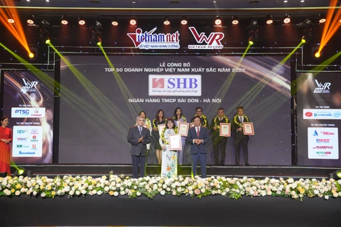 Phó Tổng Giám đốc Hoàng Thị Mai Thảo đại diện SHB nhận giải thưởng “Tốp 50 doanh nghiệp xuất sắc nhất Việt Nam 2022”. (Ảnh: Vietnam+)