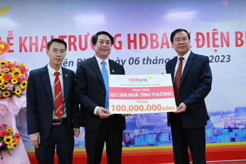 Lãnh đạo HDBank trao tặng 2 căn nhà tình thương cho bà con có hoàn cảnh khó khăn trên địa bàn tỉnh Điện Biên. (Ảnh: Vietnam+)