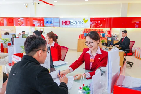 Khách hàng có thể gửi tiết kiệm tại quầy hoặc đăng ký gửi tiết kiệm online ngay trên website hoặc App HDBank. (Ảnh: Vietnam+)