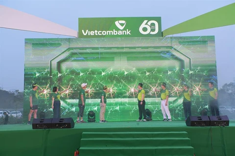 Các thành viên ban lãnh đạo Vietcombank thực hiện nghi thức ra mắt quỹ “Vững tương lai”. (Ảnh: Vietnam+)