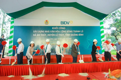 Lãnh đạo BIDV và lãnh đạo UBND tỉnh Quảng Bình khởi công xây dựng Nhà văn hóa cộng đồng tránh lũ. (Ảnh: Vietnam+)