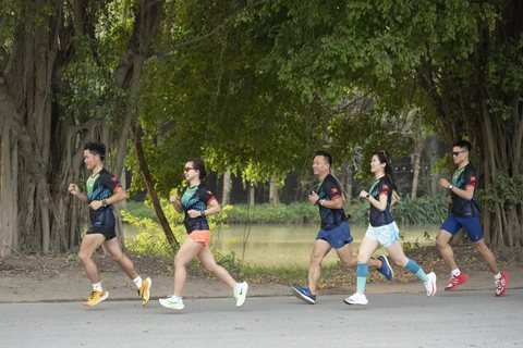 Nhiều người tham gia giải chạy VPBank Hanoi International Marathon. (Ảnh: Vietnam+)
