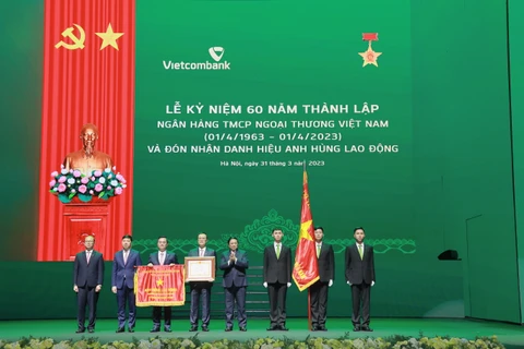 Thủ tướng Phạm Minh Chính trao Danh hiệu Anh hùng Lao động cho Ngân hàng thương mại cổ phần Ngoại thương Việt Nam. (Ảnh: Vietnam+)