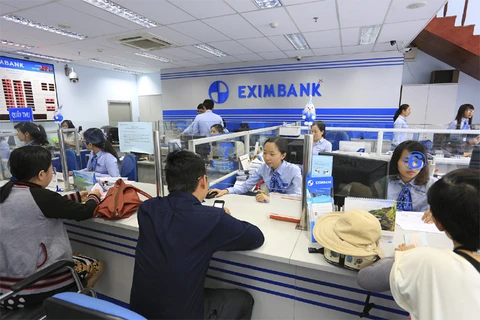 Giao dịch tại Eximbank. (Ảnh: Vietnam+)