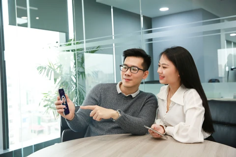 Khách hàng dễ dàng mở tài khoản BIDV SmartBanking online chỉ với một phút thao tác trên điện thoại. (Ảnh: Vietnam+)