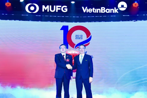 Chủ tịch HĐQT VietinBank và Giám đốc MUFG Bank tại buổi lễ. (Ảnh: Vietnam+)