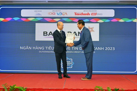 Ông Chu Nguyên Bình - Phó Tổng Giám đốc Ngân hàng Bắc Á nhận giải thưởng “Ngân hàng tiêu biểu về Tín dụng xanh”. (Ảnh: Vietnam+)