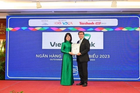 Bà Đoàn Hồng Nhung - Phó Giám đốc Khối Bán lẻ Vietcombank đại diện ngân hàng nhận giải thưởng từ Ban tổ chức. (Ảnh: Vietnam+)