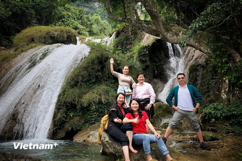 Khách du lịch tham quan tại Tuyên Quang. (Ảnh: Mai Mai/Vietnam+)