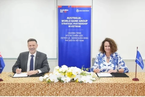 Đại sứ Australia Andrew Goledzinowski và bà Carolyn Turk, Giám đốc Quốc gia Ngân hàng Thế giới tại Việt Nam. (Ảnh: Vietnam+)