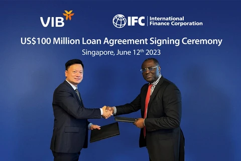Ông Lê Quang Trung - Giám đốc Khối Nguồn vốn và ngoại hối VIB cùng ông Allen Forlemu - Giám đốc Khối Định chế tài chính khu vực châu Á và Thái Bình Dương IFC tại buổi ký kết khoản vay. (Ảnh: Vietnam+) 
