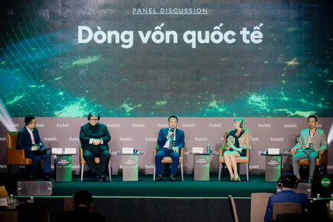 Ông Vương Thành Long-Giám đốc Ban Khách hàng doanh nghiệp nước ngoài của BIDV (ngồi giữa) chia sẻ tại hội nghị. (Ảnh: PV/Vietnam+)