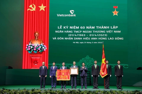 Với nhiều đóng góp lớn, hiệu quả cho kinh tế, xã hội đất nước, Vietcombank vinh dự được Đảng, Nhà nước trao tăng danh hiệu Anh hùng lao động nhân dịp kỷ niệm 60 năm thành lập. (Ảnh: Vietnam+)