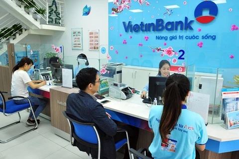 Giao dịch tại VietinBank. (Ảnh: PV/Vietnam+)