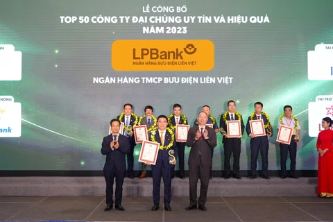 Ông Hồ Nam Tiến – Tổng Giám đốc LPBank (ở giữa) nhận cúp và chứng nhận từ ban tổ chức. (Ảnh: Vietnam+)