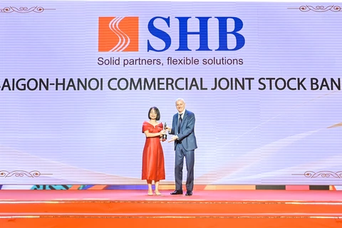 Lãnh đạo SHB nhận giải thưởng từ ban tổ chức. (Ảnh: Vuetnam+)