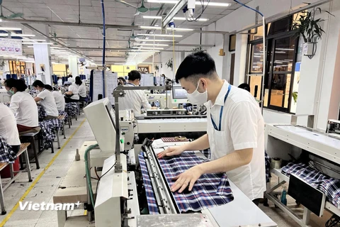 Hoạt động sản xuất - kinh doanh của doanh nghiệp tiếp tục gặp nhiều khó khăn trước các tác động tiêu cực từ bên ngoài. (Ảnh: PV/Vietnam+)