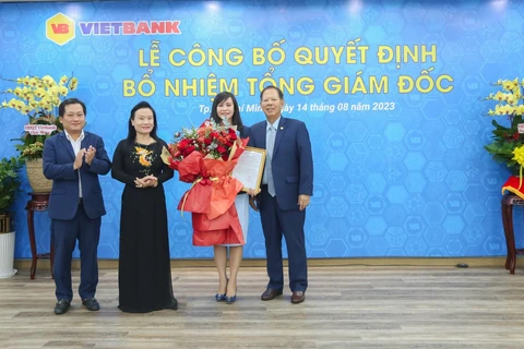 Ban lãnh đạo Vietbank trao quyết định bổ nhiệm bà Trần Tuấn Anh. (Ảnh: PV/Vietnam+)