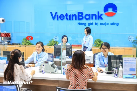 Giao dịch tại VietinBank. (Ảnh: PV/Vietnam+)