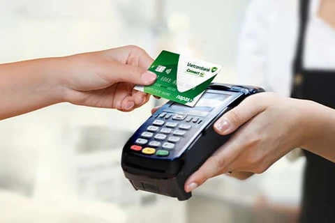 Việc chuyển đổi thẻ từ thẻ từ sang thẻ chip là xu hướng chung của nhiều thị trường trên thế giới. (Ảnh: Vietnam+)