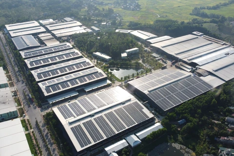 Điện Mặt Trời áp mái là một hình thức cung cấp năng lượng tái tạo mới nổi ở Việt Nam. (Ảnh: PV/Vietnam+)
