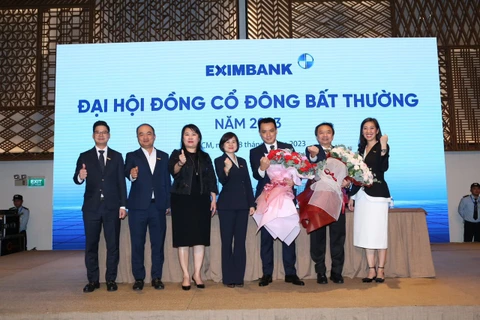 HĐQT Eximbank trao hoa chúc mừng ông Trần Tấn Lộc (thứ 2 từ bên phải qua) và ông Nguyễn Cảnh Anh (thứ 3 từ bên phải qua). (Ảnh: PV/Vietnam+)