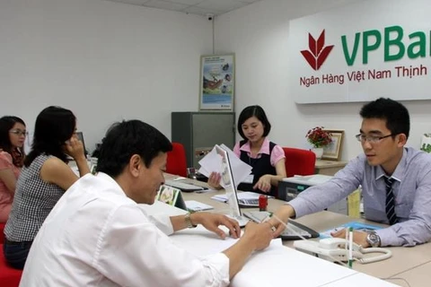 Giao dịch tại VPBank. (Ảnh: Vietnam+)