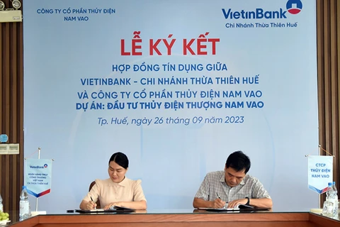 Đại diện VietinBank Thừa Thiên Huế và Công ty Thủy điện Nam Vao ký kết hợp đồng tín dụng 261 tỷ đồng. (Ảnh: PV/Vietnam+)