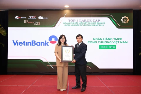 Bà Nguyễn Thị Mỹ Linh - Trưởng Ban Thư ký Hội đồng quản trị và Quan hệ cổ đông đại diện VietinBank lên nhận giải thưởng. (Ảnh: PV/Vietnam+)