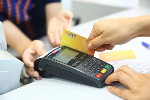 Nhiều ưu đãi dành tặng chủ thẻ ghi nợ quốc tế ngân hàng SHB. (Ảnh: Vietnam+)