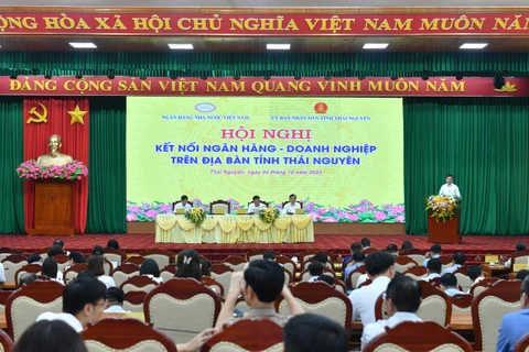 gành ngân hàng và doanh nghiệp tìm các đẩy mạnh tín dụng, hỗ trợ sản xuất, kinh doanh trên địa bàn tỉnh Thái Nguyên. (Ảnh: PV/Vietnam+)