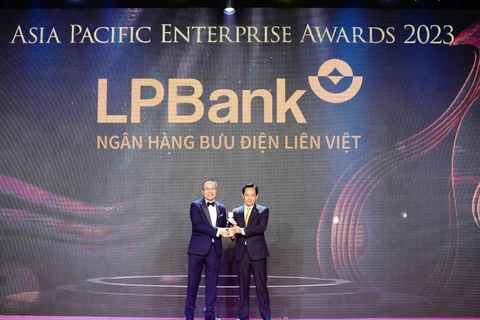 Ông Lê Minh Tâm - thành viên Hội đồng quản trị đại diện LPBank nhận giải Doanh nghiệp xuất sắc châu Á 2023. (Ảnh: Vietnam+)