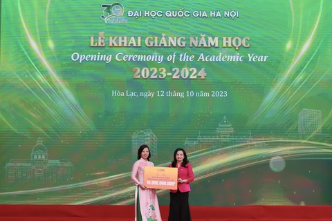 Bà Ngô Thu Hà – Tổng Giám đốc SHB đại diện Quỹ Hỗ trợ Tài chính, Ươm mầm tài năng SHB trao tặng Đại học Quốc gia Hà Nội 10 tỷ đồng. (Ảnh/PV/Vietnam+)