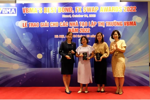 Đại diện Vietcombank (thứ 2 từ trái sang) nhận giải thưởng cao nhất dành cho Nhà tạo lập Thị trường giao dịch Repo nhiều nhất năm 2022. (Ảnh: Vietnam+)