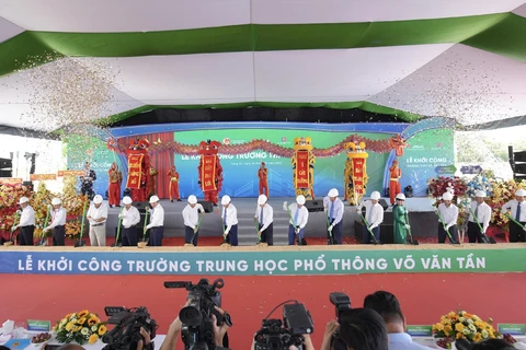 Các đại biểu tham dự lễ khởi công trường trung học phổ thông Võ Văn Tần. (Ảnh: PV/Vietnam+)
