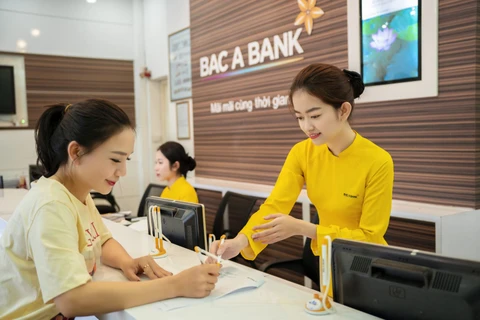 Khách hàng giao dịch tại BAC A BANK. (Ảnh: PV/Vietnam+)