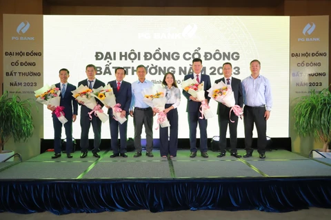 Ông Phạm Mạnh Thắng (thứ 3 từ phải sang) và các thành viên Hội đồng quản trị mới của PG Bank nhiệm kỳ 2020-2025. (Ảnh: PV/Vietnam+)