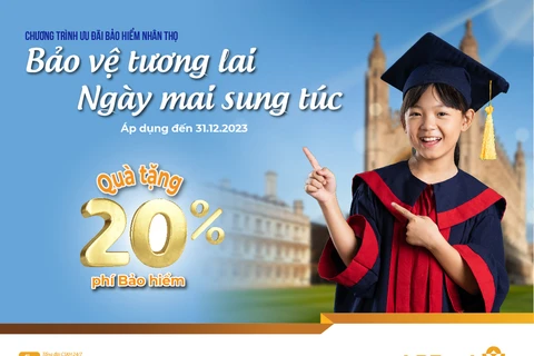 LPBank tặng khách hàng sổ tiết kiệm trị giá 20% phí bảo hiểm thực thu năm đầu. (Ảnh: Vietnam+)