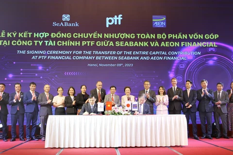 Lãnh đạo hai bên tham gia ký kết hợp đồng chuyển nhượng. (Ảnh; PV/Vietnam+)