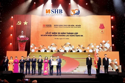 Ủy viên Ban Chấp hành Trung ương Đảng, Phó Bí thư Thành ủy, Chủ tịch Ủy ban Nhân dân thành phố Hà Nội trao Huân chương Lao động hạng Ba cho SHB. (Ảnh: PV/Vietnam+)