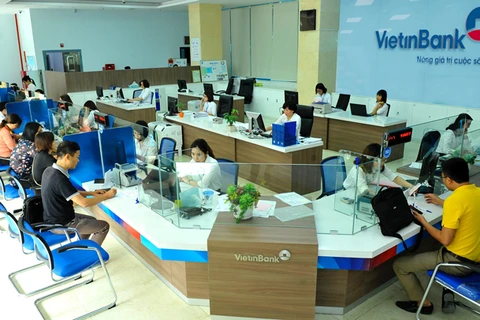 Khách hàng giao dịch tại VietinBank. (Ảnh: PV/Vietnam+)