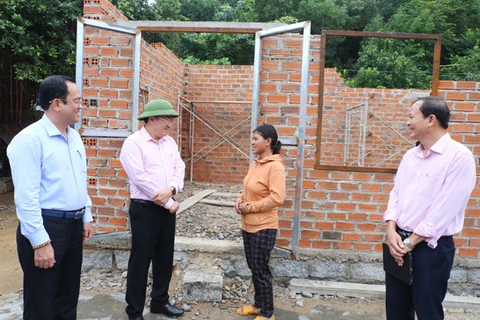 Tổng Giám đốc Dương Quyết Thắng (thứ 2 bên trái) thăm mô hình vay vốn gia đình chị Cà An, dân tộc Cơ Ho ở thôn Gia Rich, xã Giang Ly. (Ảnh: Vietnam+)
