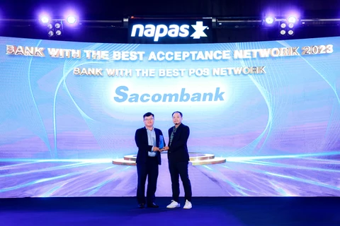 Lãnh đạo Sacombank nhận giải thưởng từ Ban tổ chức. (Ảnh: Vietnam+)